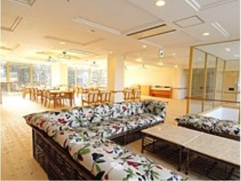 窓の多い、光にあふれた開放的なダイニングの様子。テーブルセットの他にソファもあり、お食事や談話を楽しんでいただける。