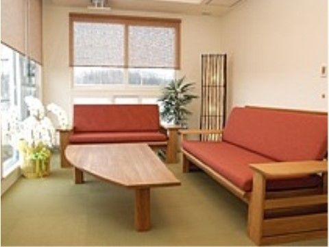 広さを備えた談話コーナーには、木製のモダンなテーブルセットが配置されている。気のおけない仲間とプライベートの時間を過ごしていただける。