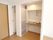 部屋には内装と同じ白で統一されたミニキッチンと造り付けクローゼットが設置されている。スッキリとしていて圧迫感を感じさせない。