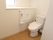 広い空間に小窓があるトイレは明るく開放感がある。壁にはコールボタンと緊急放送設備を設置し非常時に備えている。