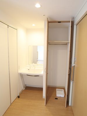 居室の化粧洗面台とクローゼット