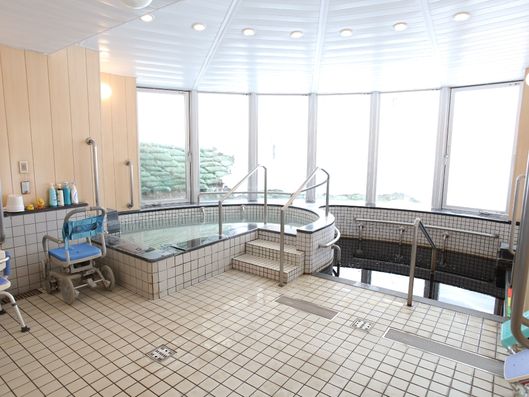 露天風呂に隣接した浴室