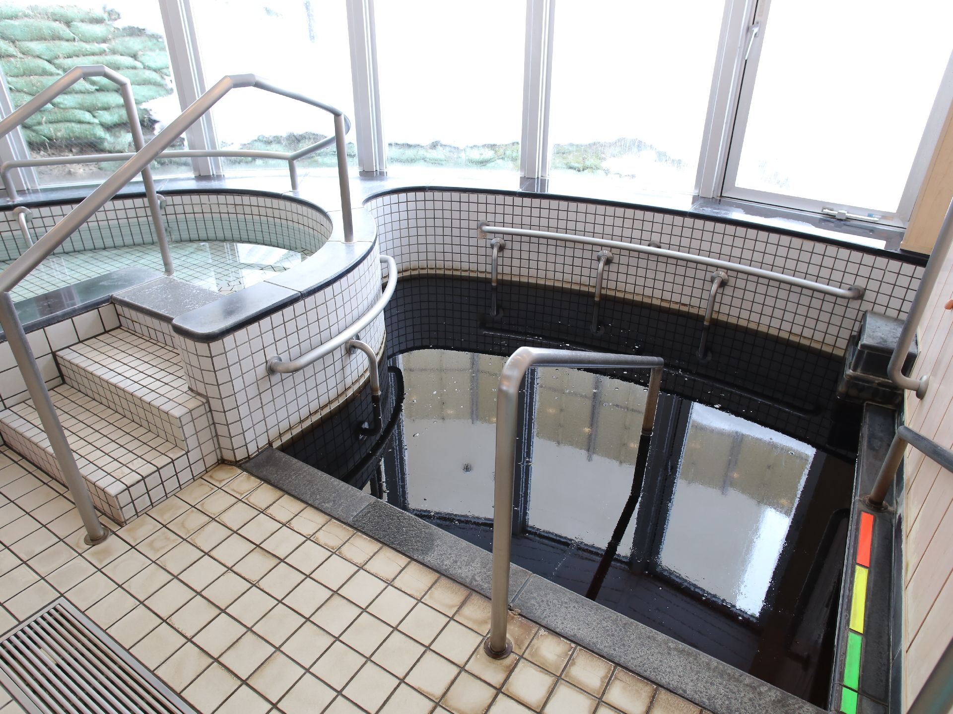 浴室には、2種類のお風呂が設置されている。2段の上り下りしやすい階段と階段とお風呂の壁に手すりが取り付けられている。
