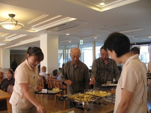 スタッフもご入居者様も楽しそうに手に取る、ビュッフェスタイルの食事