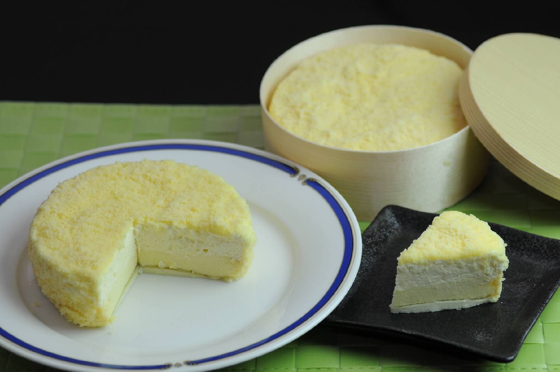 切り分けられたチーズのホールケーキ