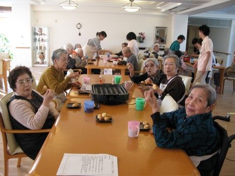テーブルの中心にホットプレートをおいて楽しむたこ焼きパーティー