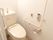 トイレはウォシュレットが付いている。トイレマットも敷いてあり清潔に保たれている。手すりが設置されている。