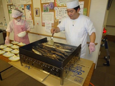 ご入居者様の目の前で、脂の多く香りのあるサンマを焼く料理人