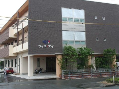 施設名が大きく表示されており、初めて来訪されるご家族様にもわかりやすい建物外観。駐車場も完備している。