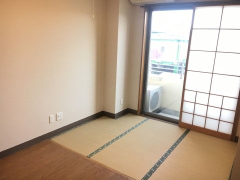 居室には床が畳になっているスペースもご用意。和室風の空間で正座したり胡座をかいたりして過ごしていただける。