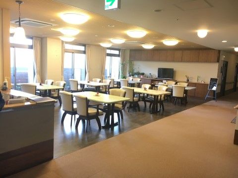 食堂には多数のテーブルと椅子を設置。大きな窓から外の景色を眺めることも可能。お食事や団欒など入居者様に快適に使用していただける。
