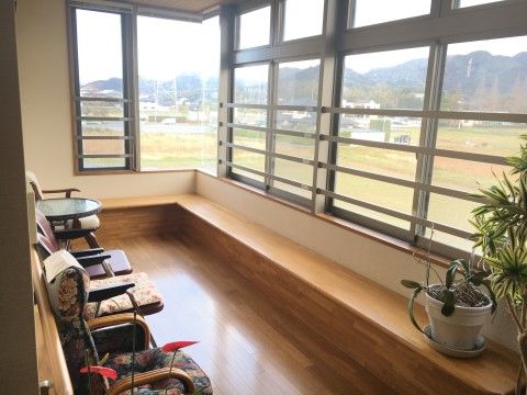 窓から広がる自然豊かな景色を楽しんで頂けるテラスを設置。椅子もご用意してあり、ゆっくりと景色を楽しみながら会話を楽しんでいただける。