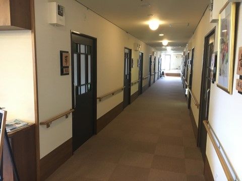 すれ違いもスムーズにして頂けるように広めに幅をとってある廊下。両側に手すりも設置されており安全に通行していただける。