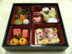 ちらし寿司と野菜の煮物などの入った弁当