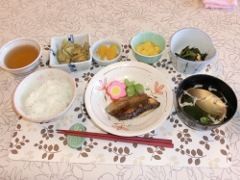 魚の煮つけとご飯と吸い物のセット