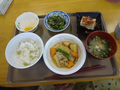 豆ごはんや肉じゃが、汁物など、野菜をふんだんに使った食事
