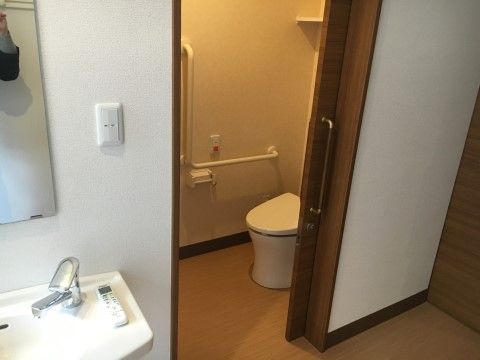 トイレには居室内からスライド式の扉を通じて出入りすることができる。トイレ内には手すりのほか、スタッフ呼び出し用のボタンが設置されている。