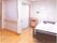 居室にある窓は大きく、明るい日差しが差し込んでくる。トイレや洗面台も設置してあり、とても便利である。