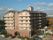 外観は7階建てと、まるでマンションのような建物になっている施設。介護病棟だけでなく、一般病棟も併設している。