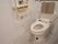 トイレには、温水洗浄便座器が完備され、背もたれパッドとレバー式手すりが取り付けられている。壁には、呼び出しブザーが設置されている。