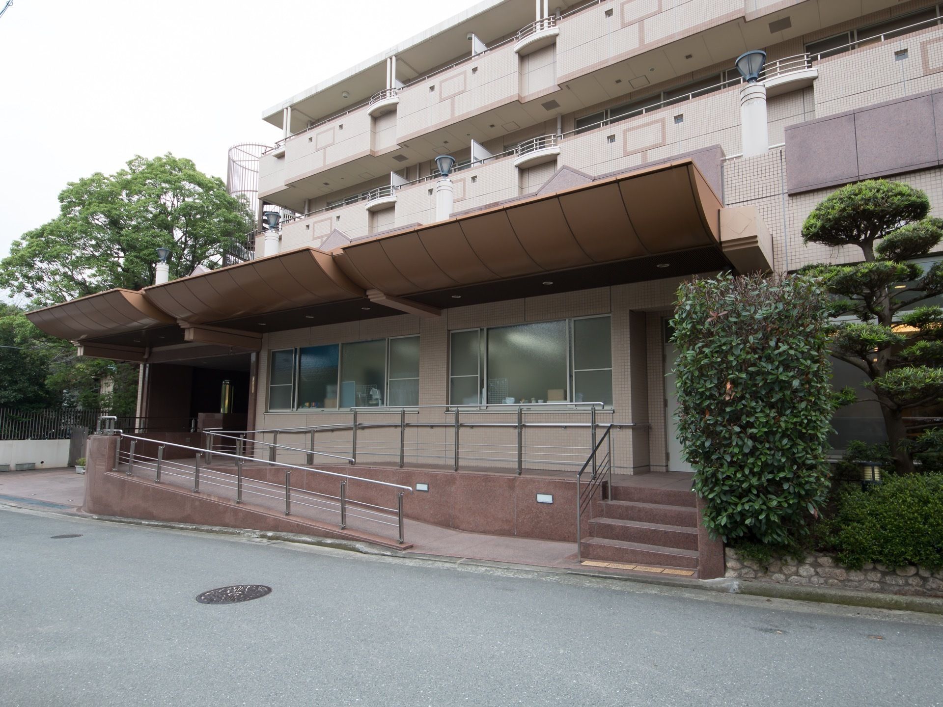 24時間体制で経験豊富な看護師や介護士が入居者様の安全を見守り、複数の医療機関との連携もある施設である。