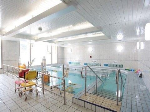 浴槽には手すりがついており、身体の不自由な人も楽に移動できる
