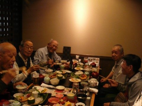 入居者が外食している様子