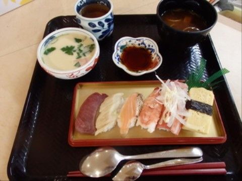 住宅型有料老人ホーム ファイン舎利寺の食事。お寿司。