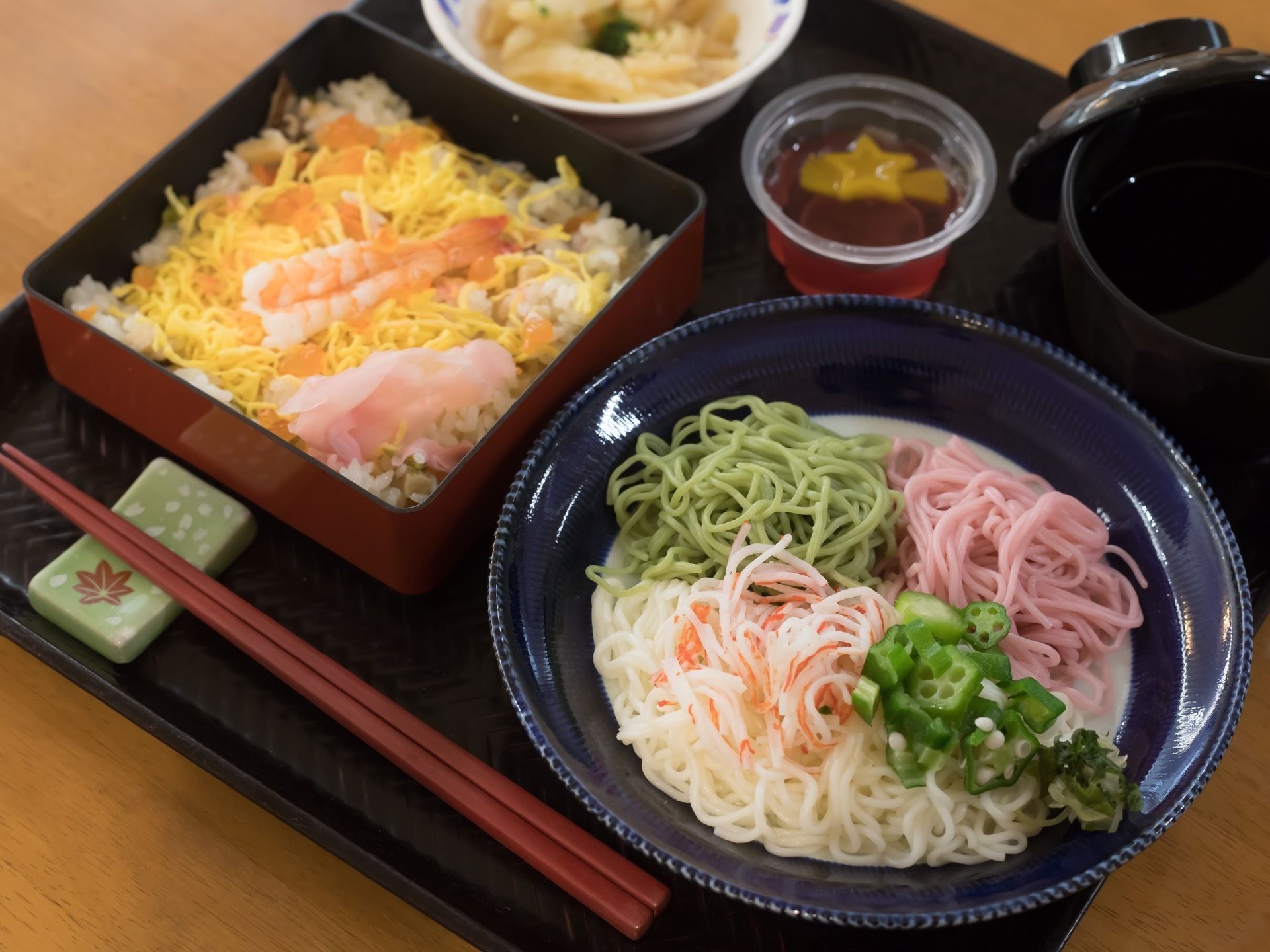 ３色の麺とちらし寿司、小鉢とお吸い物、デザートがお盆の上にのせられている。舌もお腹も満足できる献立を提供している。