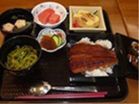 住宅型有料老人ホーム ファイン舎利寺の食事。お膳におかずが並ぶ。