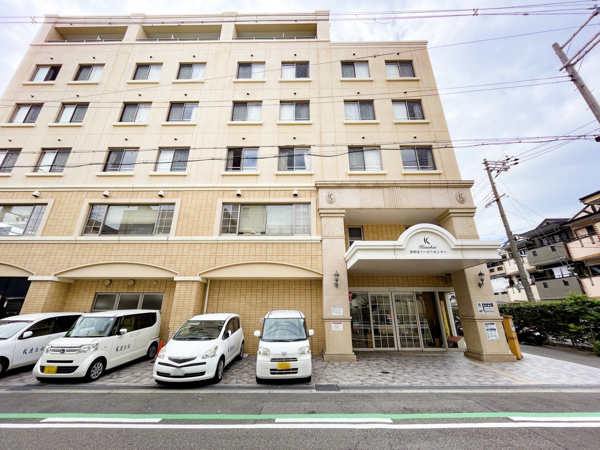 ゆったりした外観の建物