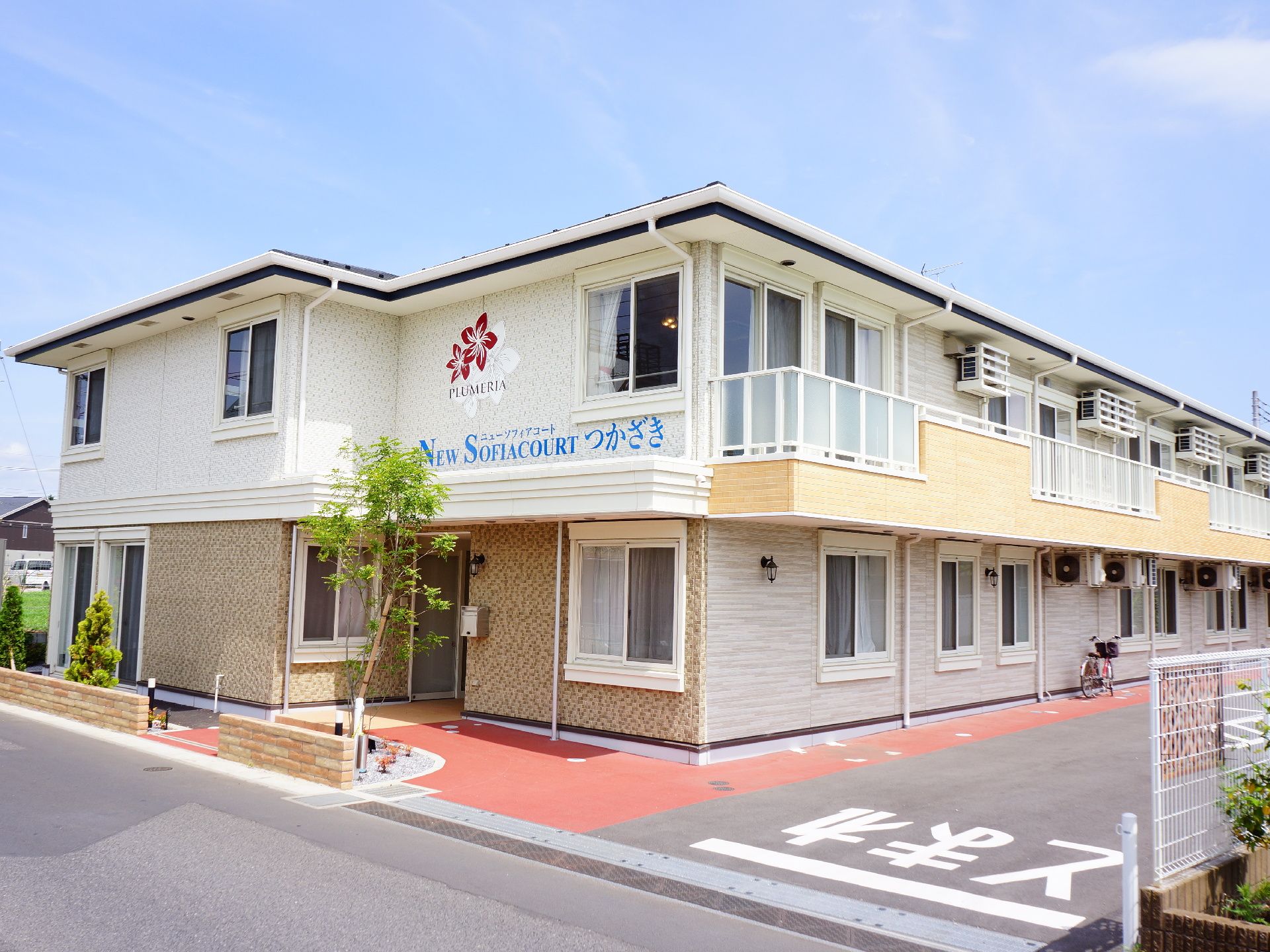 敷地内には十分に余裕のある広い駐車場が完備され、最寄りの駅よりバスで10分ほどとアクセスも抜群な好環境にある施設です。