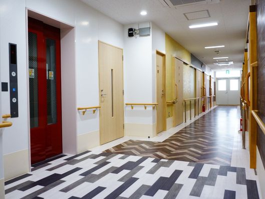 明るく見渡せる通路