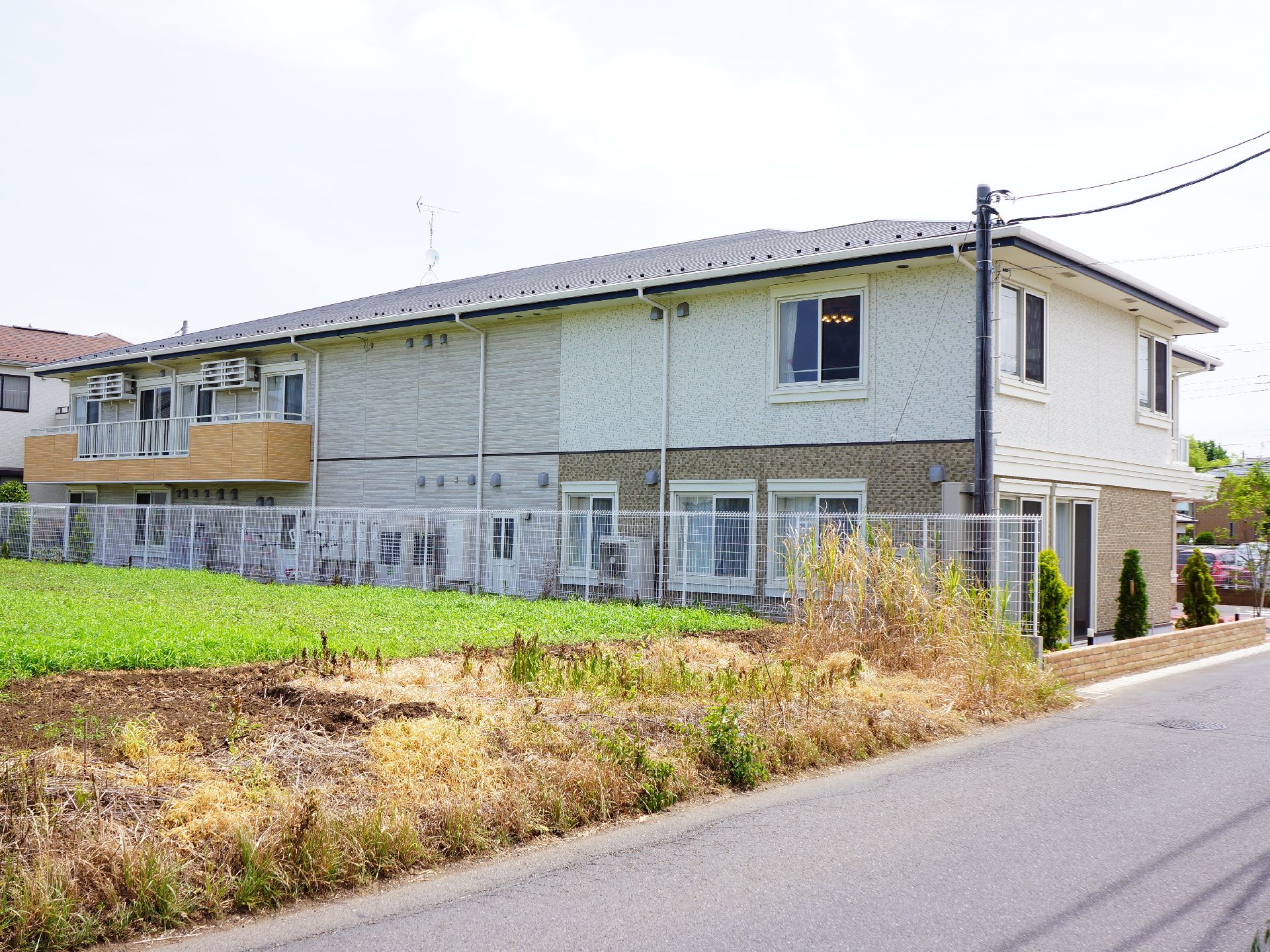 施設は市街中心から少し離れたのどかな場所にあり、付近の住宅は家と家の間の距離も広く、騒音などのトラブルも少ない閑静な住宅街になっています。