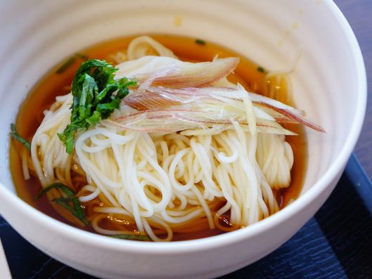 季節に合わせた小鉢もあります