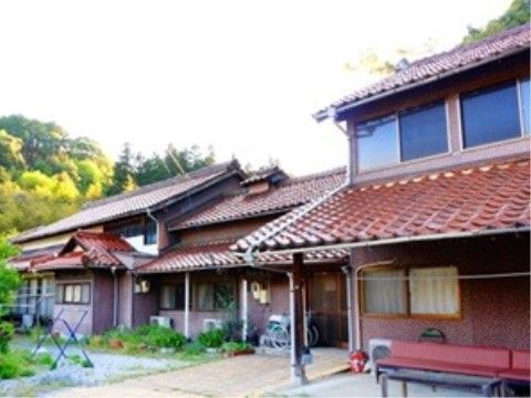 自然に溶け込んだ和風の建物。まわりは緑に恵まれている。移りゆく季節を感じながら、ゆったり暮らしていける。