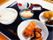 お盆に白ご飯とメインのおかず、小鉢などが置かれてある。入居者様の健康を考えた、栄養バランスのよいメニューがならぶ。