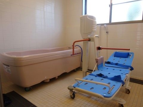 介護浴槽が備え付けられた浴室では、身体の不自由な入居者様も、横になったままストレスなく入浴することができる。