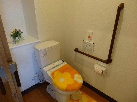手すりが備え付けられたトイレには、ナースコールも設置されており、夜間や一人での使用も安心して行うことができる。