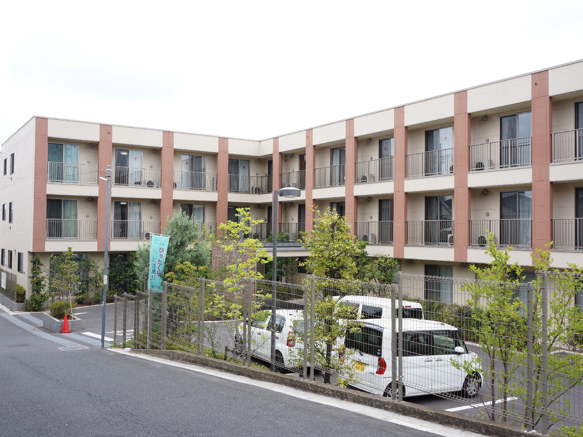 3階建てのL字型の建物になっている。周りには植栽があり、とても和やかな空間に。各部屋に大きなベランダや窓が付いている。