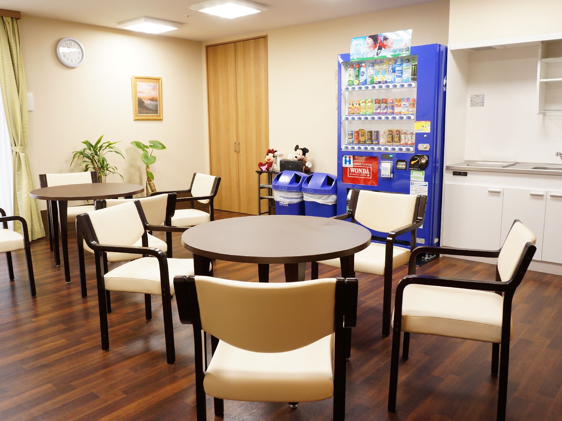広めの空間には、テーブルや椅子が完備。簡易的なキッチンには、自動販売機も設置されているので、飲み物を飲みながら団欒することができる。