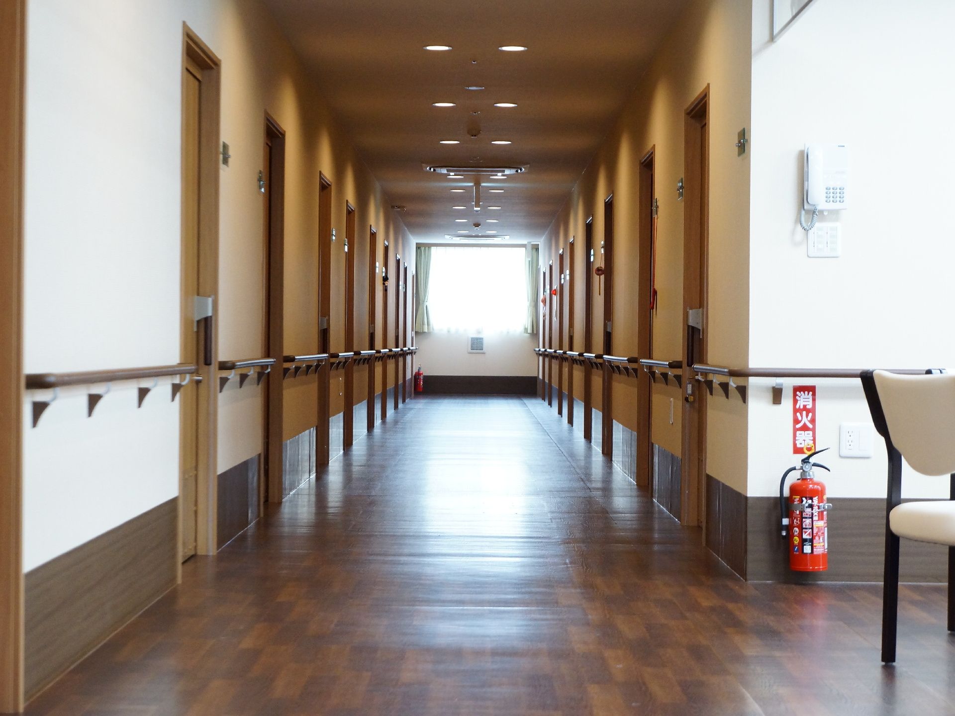 広くとられた長い廊下の向かい合わせに部屋がある。廊下の奥には大きな窓が設置されており、日差しが入ってくる。