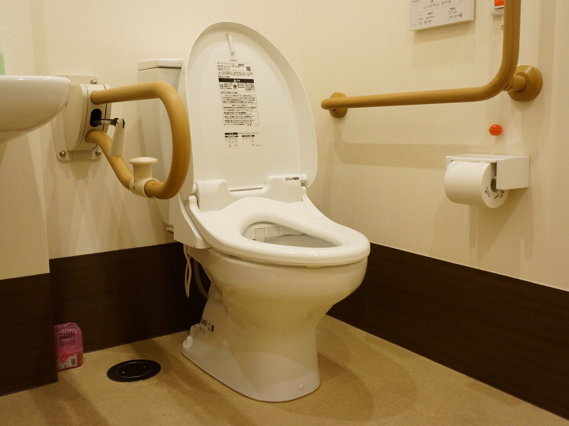 トイレは一般家庭にあるのとほぼ変わらないものが設置されている。違いは手すりがあることと、非常用のブザーもあること。