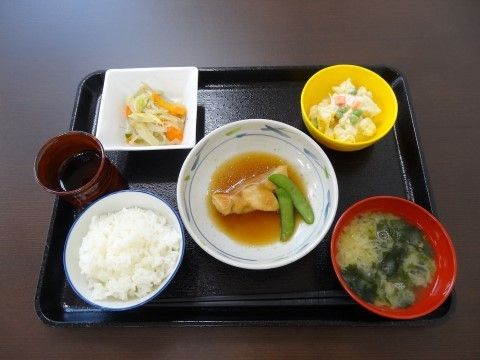 魚の煮付けとポテトサラダ、ご飯と味噌汁の付いた献立