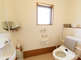 介護施設内部の清潔なトイレスペース