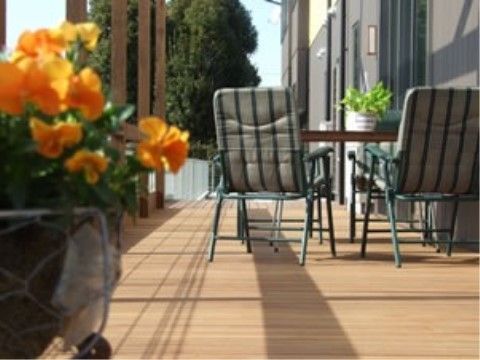 お花のプランターや椅子を配置したウッドデッキは入居者様にのんびりと快適にお過ごしいただける、気分転換の場所に最適である。