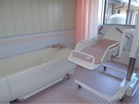 お身体が不自由な入居者様も安全にご入浴いただけるよう機械浴槽をご用意しており、寝たままの姿勢でお風呂を楽しんでいただける。