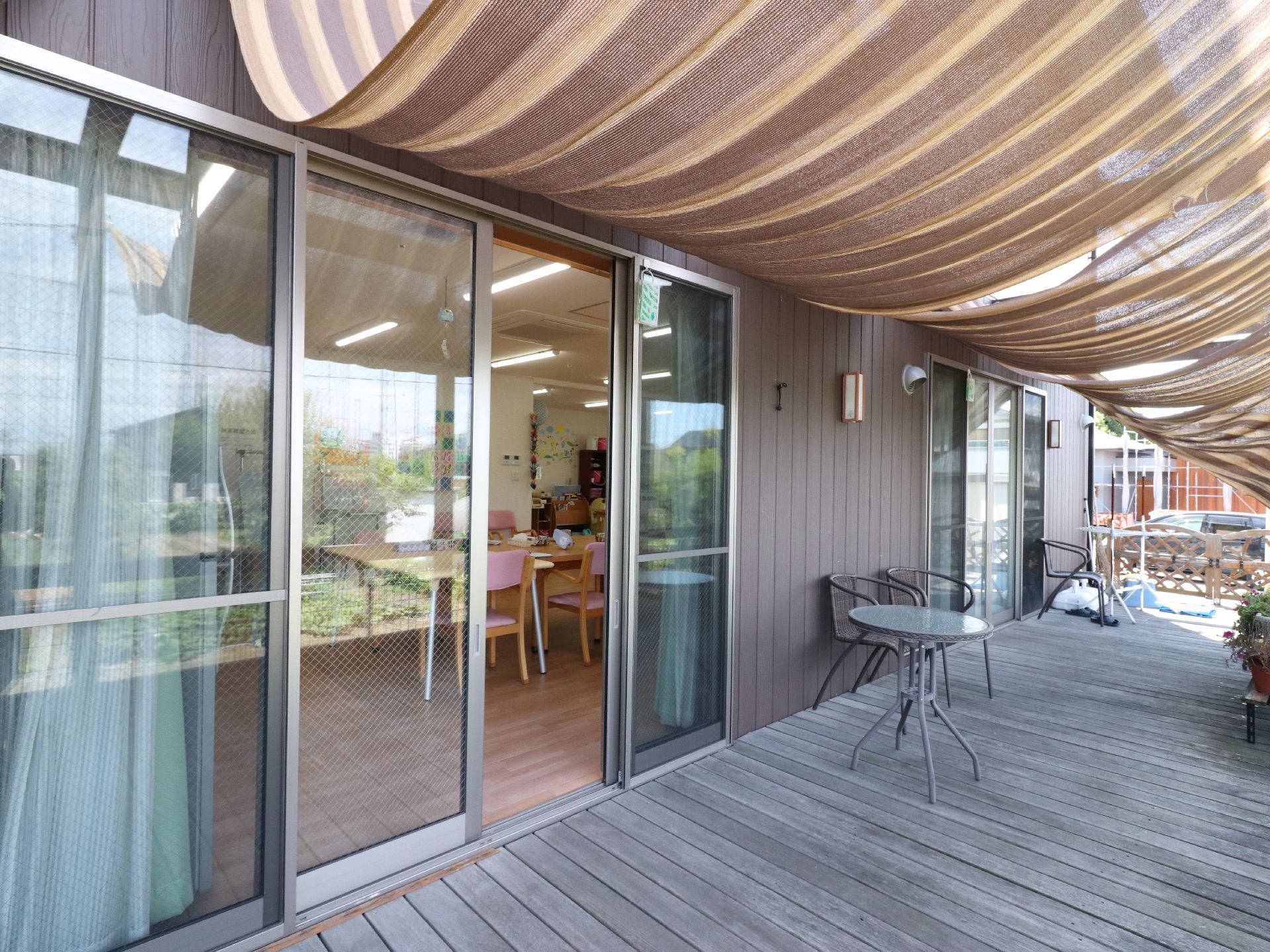 テラスも用意された建物になっており、椅子やテーブルの他には日よけも完備。暖かい日は外でのんびり過ごすことができる。