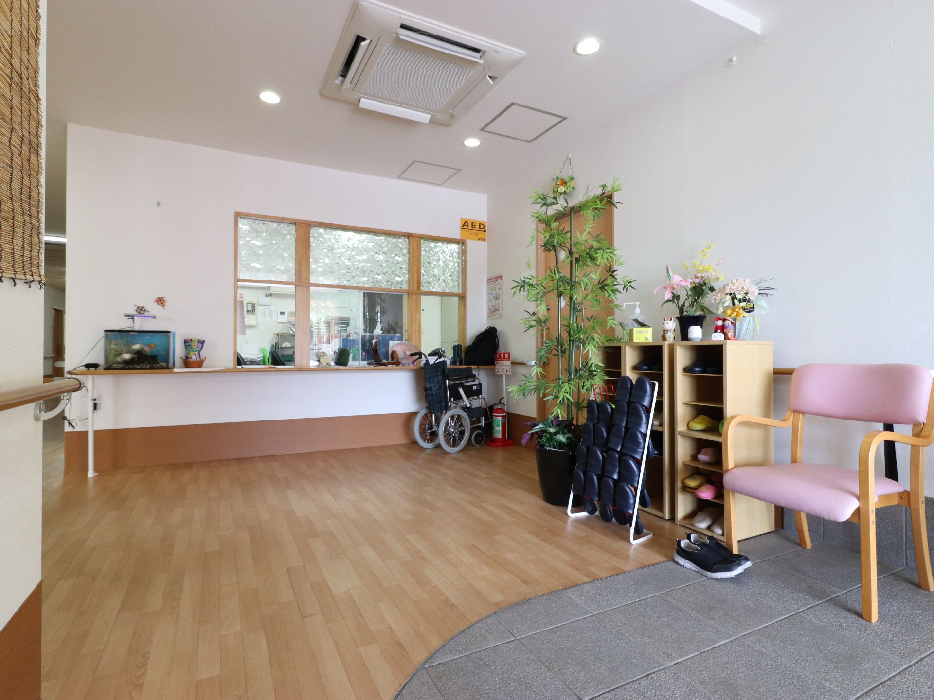 入口を入るとすぐに受付がある。バリアフリーとなっていて車椅子でそのまま入ることができる。椅子も用意されているので一息いれることができる。