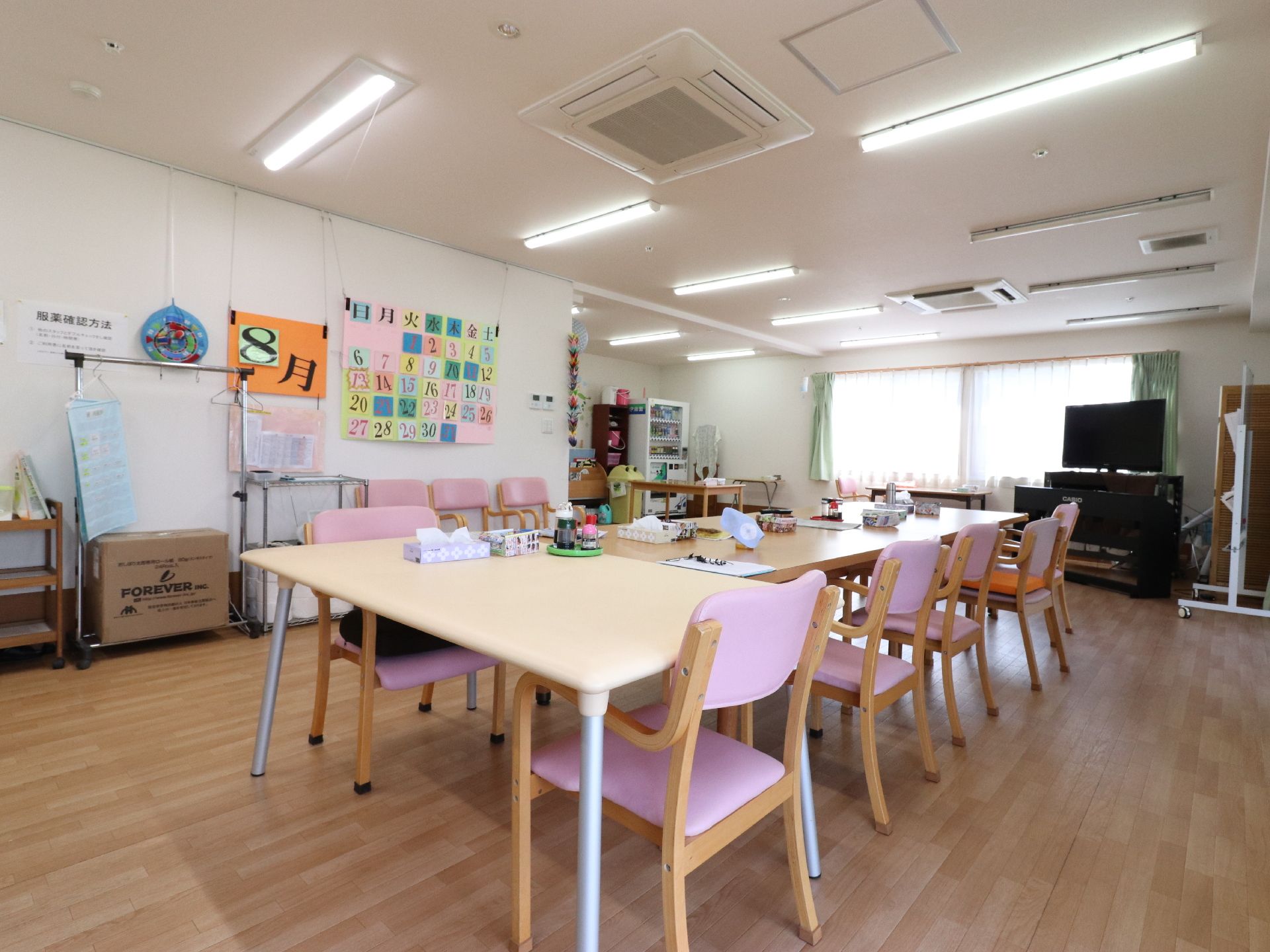テレビが置いてある。テーブルや椅子がある。窓や照明でとても明るく、開放的な食堂となっている。ゆっくり食事が楽しめる。